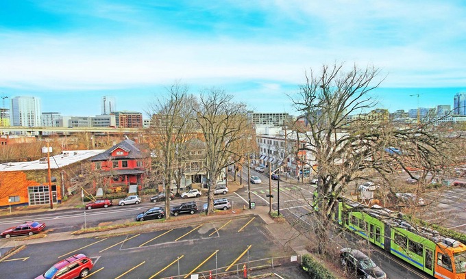 Alphabet Historic District Apartment | Lovely Studio Best Location in Portland with City View