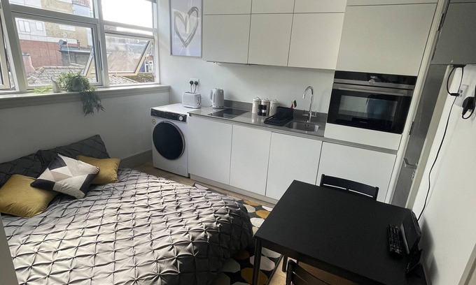 Broad Green Apartment | Lovely studio flat for rental in Greater London