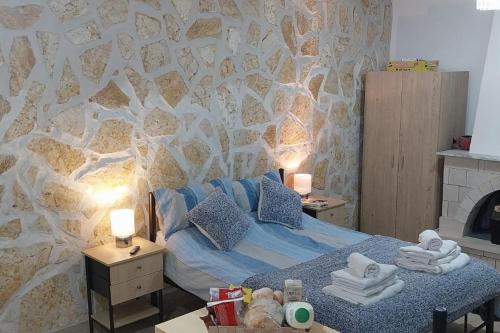 Petaleia Apartment | Lovely Studio in Strinilas with its own pool