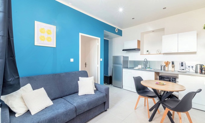 Les Poulettes Apartment | Lovely T2 apartment in a residence with air conditioning.