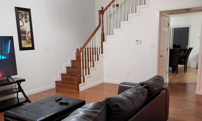 Columbia House | Lovely three bedrooms duplex home away from home