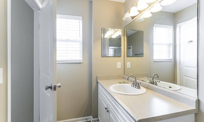 Liberty Area House | Lovely Townhome in Horse Country/Lexington, Ky-Located near Keeneland and city!.