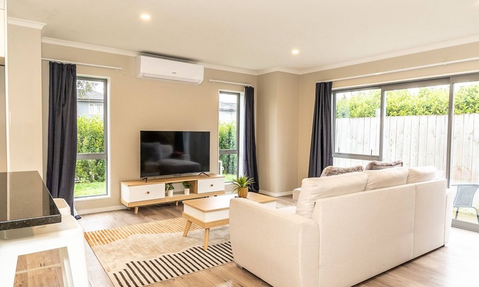 Frankton House | Lovely Townhouse Recently renovated