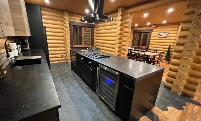 Henryville Cabin | Lovely True Mountain Log Home w/ heated Pool!