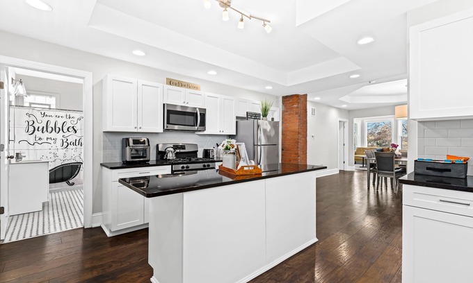 Detroit House | Lovely two-bedroom relaxing private parking rental near Downtown Detroit