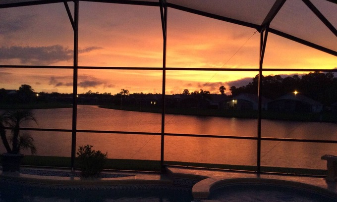 Eagle Pointe South Villa | Lovely Villa, Sw Lakeside Position, Private Screened Pool, Games Room, Internet