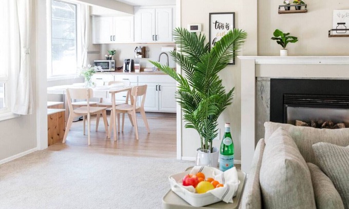 Juanita House | Lovely wooden home in urban walking to beach park