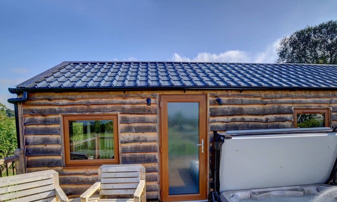 Penybont Ski Chalet | Lovers' Lodge in Llandrindod Wells