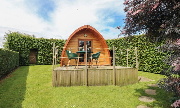 Northallerton Cottage | LOVESOME POD, romantic, with hot tub in Northallerton