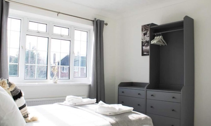 Maidenhead House | Low Cost, Fully Sanitised 5 Bed & Parking