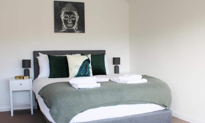 Woodley House | Low Cost, Fully Sanitised 4 Bed & Parking