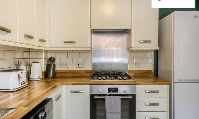 Pentrich Apartment | LOW Price this winter 3 Bedroom House in Coventry - Sleeps 5 - With Free Unlimited Wi-fi, Driveway & Garden By Passionfruit Properties- 26WWC