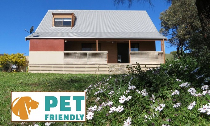 Warrenben House | Lowans Loft Marion Bay - Pet Friendly