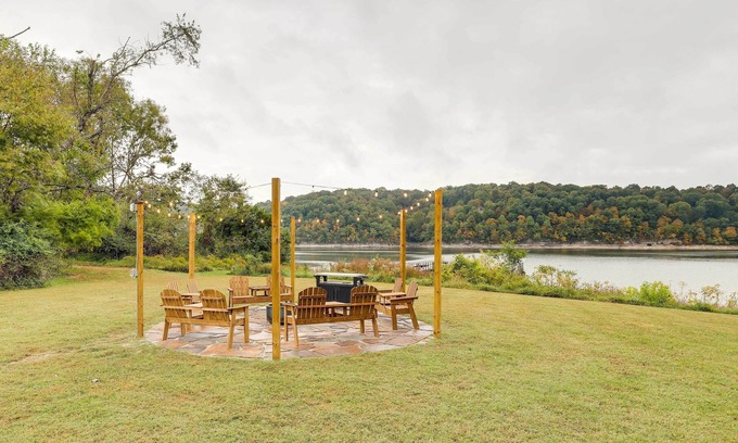 Lowell House | Lowell Retreat: Beaver Lake Access & Fire Pit!