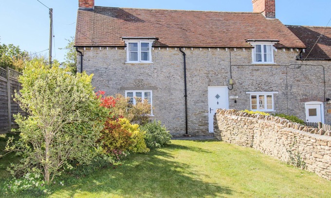 Littlebredy Cottage | LOWER FARM COTTAGE, pet friendly, with open fire in Portesham
