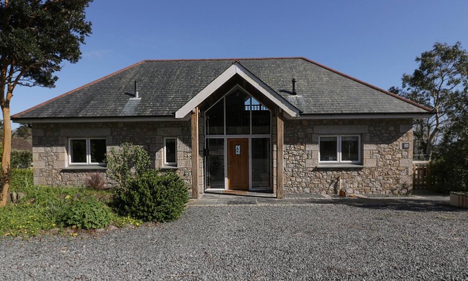 Coverack Cottage | LOWER MELLAN BARN, pet friendly, luxury holiday cottage in Coverack