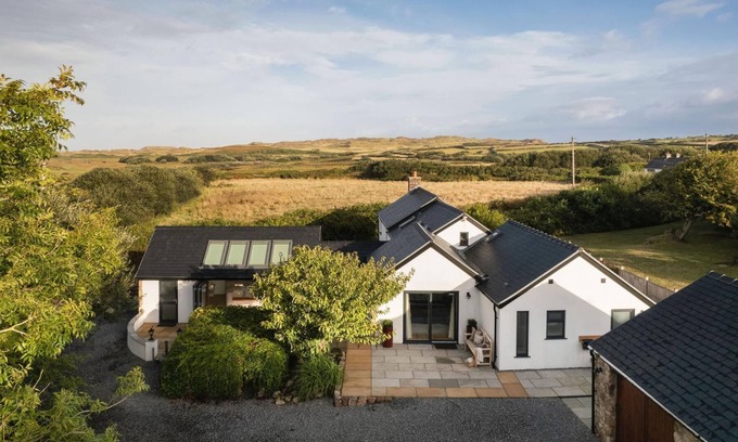Llangennith House | Lower Mill - 3 Bedroom Holiday Home - Llangennith