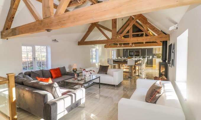 Broadwas Cottage | LOWER TUNDRIDGE COTTAGE, pet friendly, with hot tub in Suckley