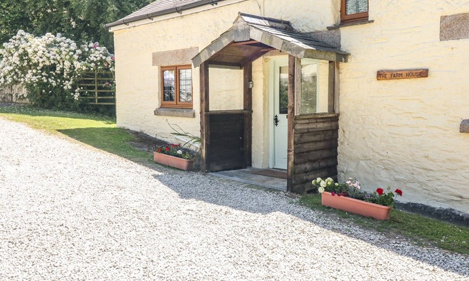 Brazzacott House | LOWER WEST CURRY FARMHOUSE, pet friendly in Launceston