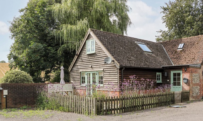 Winchester Cottage | LOWER WHITEFLOOD FARM COTTAGE, pet friendly, with a garden in Twyford