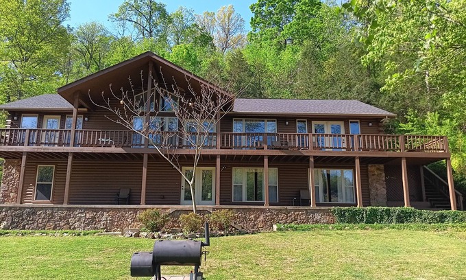 Flippin House | LOWEST FALL RATES ON WHITE RIVER W/2 SLIP COVERED BOAT DOCK! GREAT FISHING!