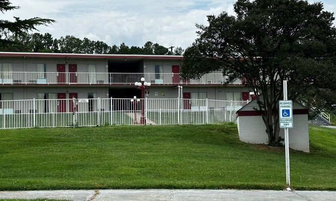 Paw Creek Hotel | Loyalty Inn Charlotte Airport