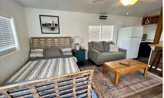 Grove Cottage | LPC 4 Vintage Fishing Cabin, Lake View, Boat Parking, close to boat ramp, slps 2