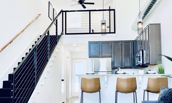 North Overton Apartment | Lubbock Luxury Loft/2min-TTU/5min-Hospitals/Walkable to Restaurants and Shopping