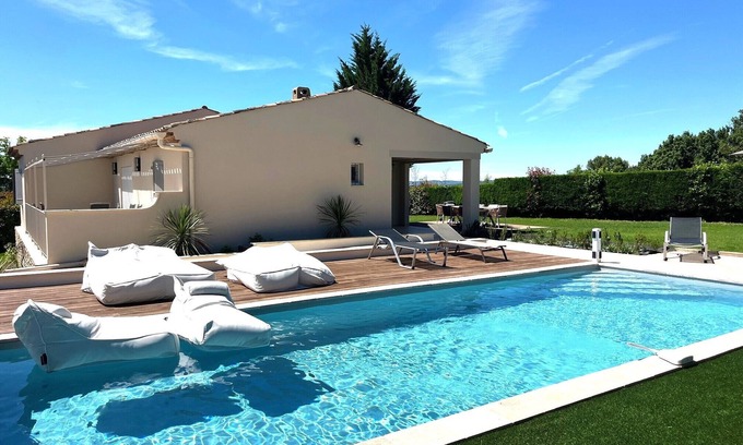 Forcalquier Villa | Luberon, contemporary villa with heated pool in a 4-star resort