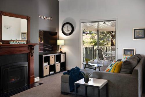 Hepburn Springs Apartment | Lucini Two -outdoor deck with bush views
