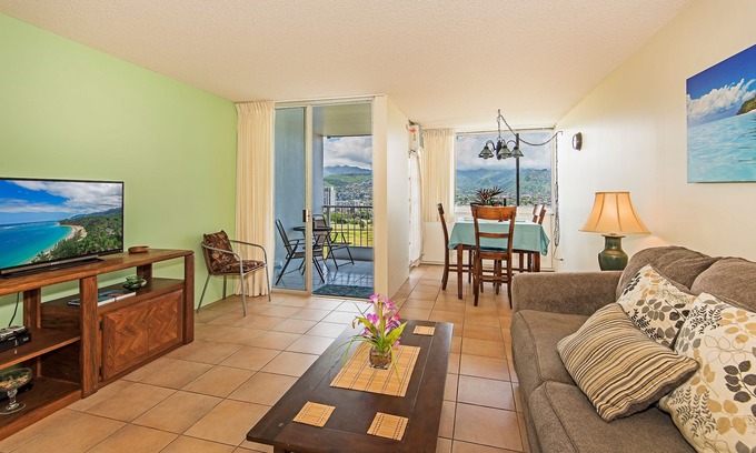 Waikiki Condo | Lucious Green Golf Course-MT Views at Canal House w/Washer-Dryer & Parking