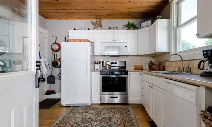 Grand Haven House | Lucky Chuck's cottage in the heart of Grand Haven