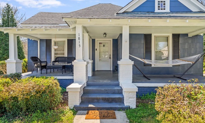 Greensboro House | Lucy's Lodge: Walk to it ALL