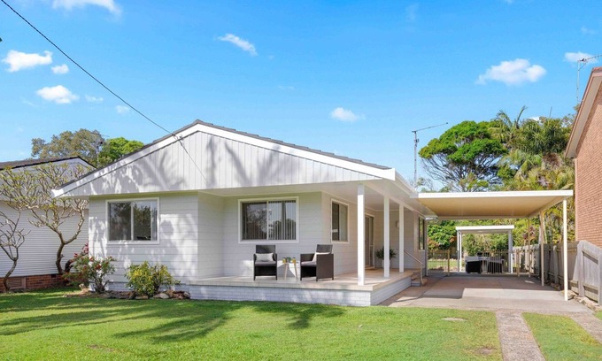 North Haven Cottage | Luderick Cottage - fish, surf, eat, walk everywhere