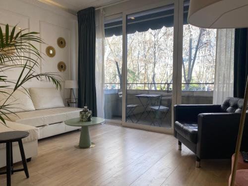 Golden Triangle of Art Apartment | Lujoso apto Paseo Del Prado