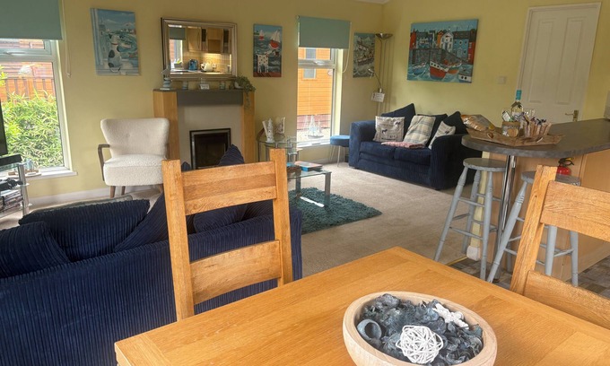 Liverton Cabin | LUKES LODGE, DEVON, HOT TUB, PET FRIENDLY, sleeps 6 FINLAKE HOLIDAY PARK