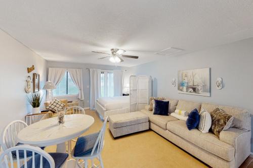 El Centro Beach Hotel | Lullwater 283