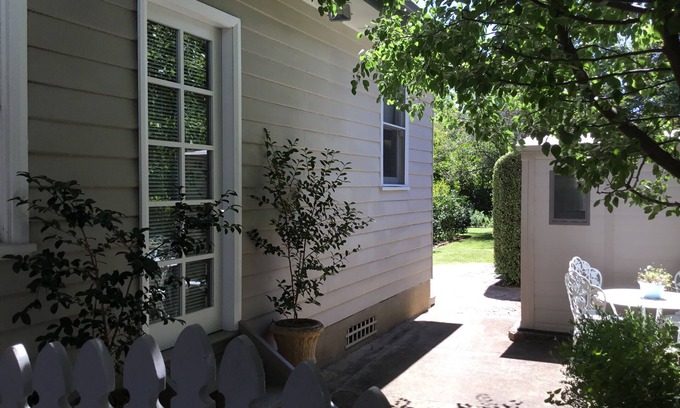 Bowral Cottage | Lulu's Cottage, a hidden gem — short stroll to Bowral CBD