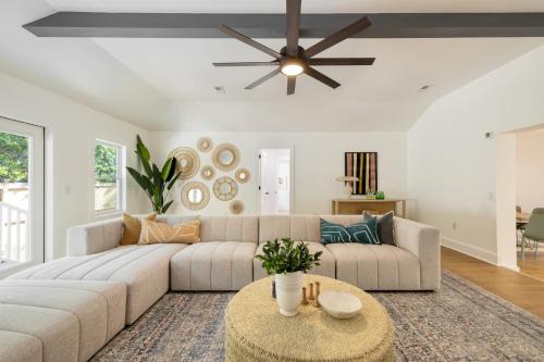 Isle of Palms House | Lumie by AvantStay 5BR Ranch w Firepit Patio