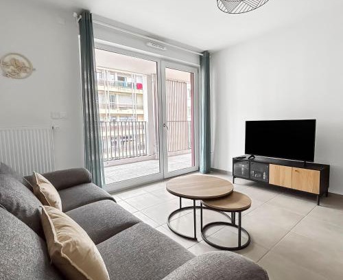 Nouvelle Ville Apartment | Lumineux, terrasse cosy et parking privé inclus