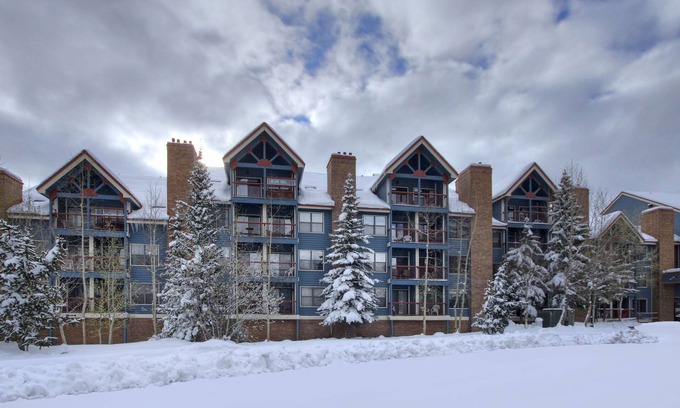 Historic District Condo | Luminous 2br 2ba - Upscale + Steps To Snowy Fun + Main St 2 Bedroom Condo by RedAwning