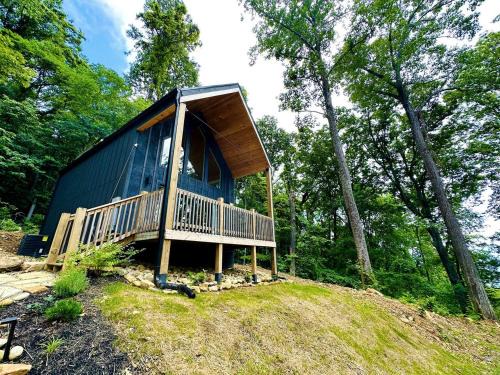 Gatlinburg - Pigeon Forge House | Luminous Cottage with Lofted Interior in Sevierville, Tennessee