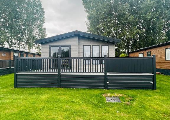 Allerthorpe House | Luna Lodge with Hot Tub
