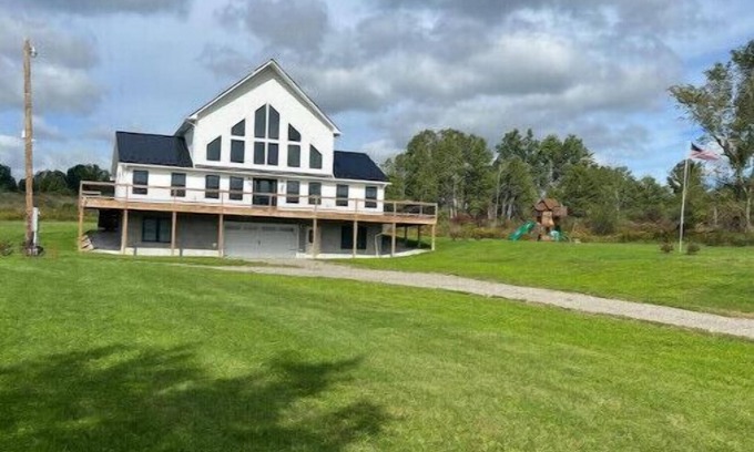 Town of Veteran House | Luna's Loft - Modern Country Home with Hot Tub