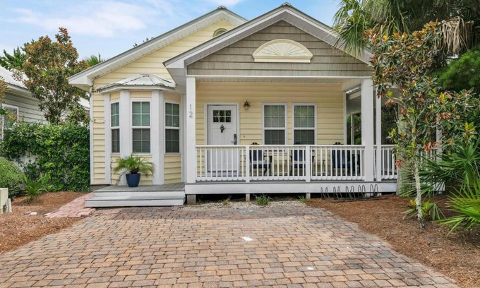 Seagrove Beach House | Luna Sea - Is a short walk to the beach and close to Seaside