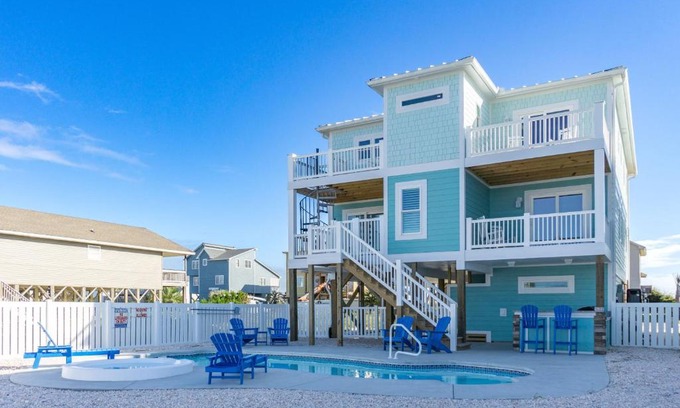 Long Beach House | Lunas by Oak Island Accommodations