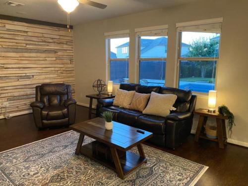 San Antonio House | Lush 4BR, Large Bckyd, Hot Tub (Tal)