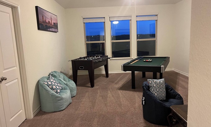 San Antonio Villa | Lush 7-BR, Home Theater/Game Room near Seaworld/Six Flags -St2-