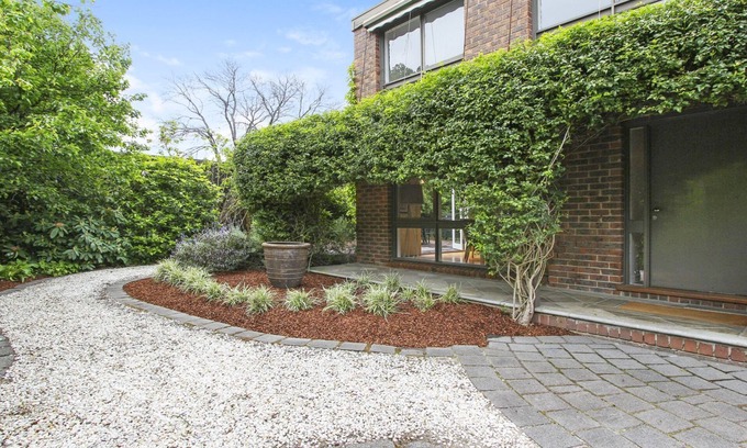 Brighton House | Lush Green Hideaway - two min stroll to beach