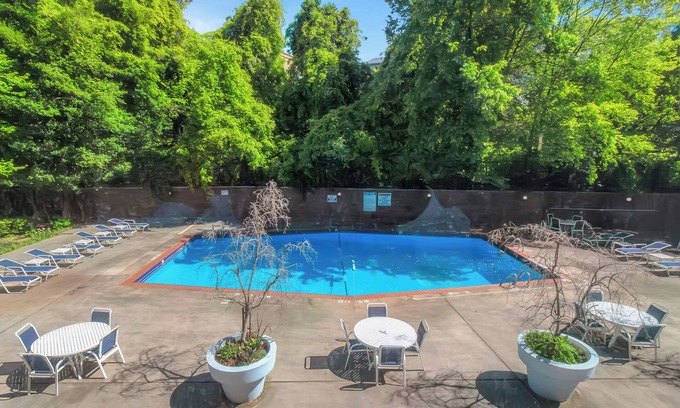 Downtown Atlanta Apartment | Lux 2BR Apt with Pool & King Beds
